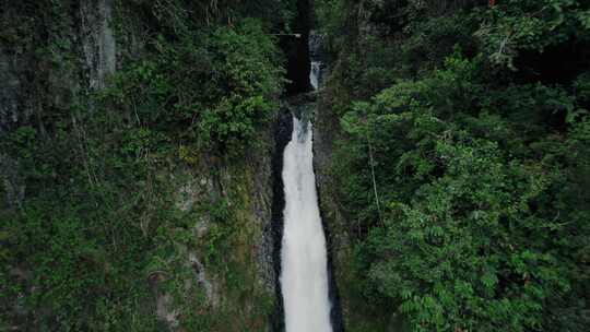 瀑布，拜隆德尔暗黑破坏神，厄瓜多尔，溪流