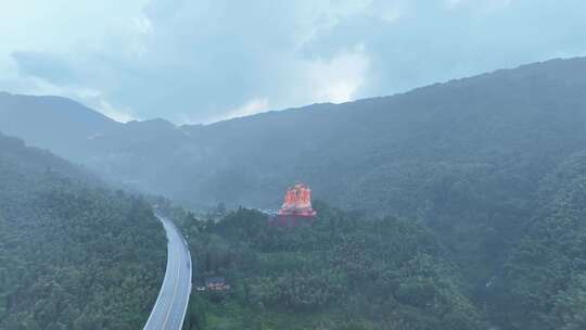 井冈山红军雕像航拍下雨天山峰雨天山间公路