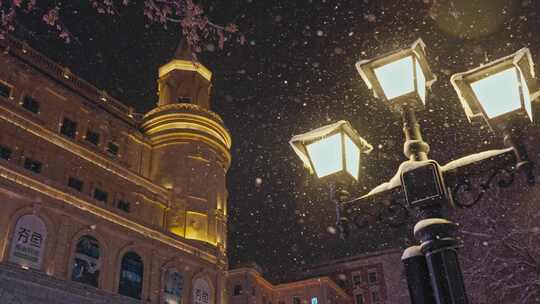 下雪的哈尔滨中央大街路灯视频素材模板下载