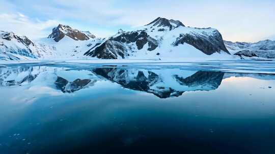 冰面倒影 雪峰奇景 北极之境 清冷绝美