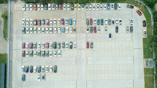 俯瞰俯瞰停车场，不同颜色的汽车摄像头向下