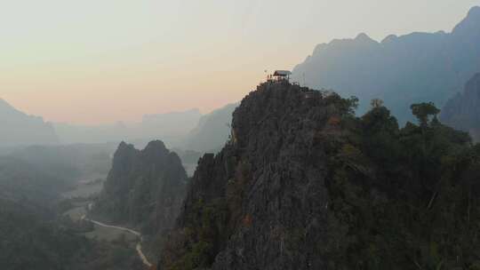 老挝日出时的乡村和山脉鸟瞰图。