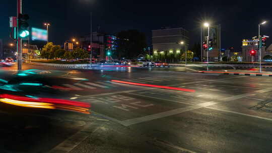 夜间长曝光拍摄曼谷繁忙十字路口的光迹