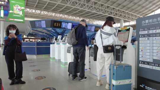 萧山国际机场机器领取登机牌视频素材模板下载