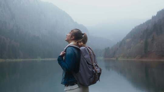 背包登山徒步眺望远方