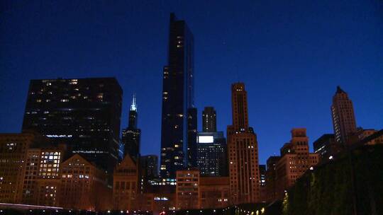 夜晚芝加哥市中心的天际线