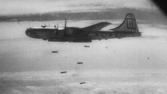 50年代朝鲜战争美军轰炸机炸毁平壤城市街道