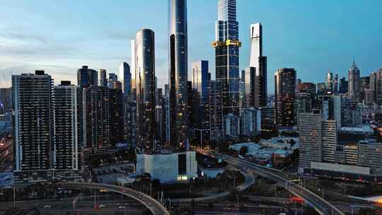 航拍澳大利亚墨尔本摩天大楼尤里卡大厦汽车