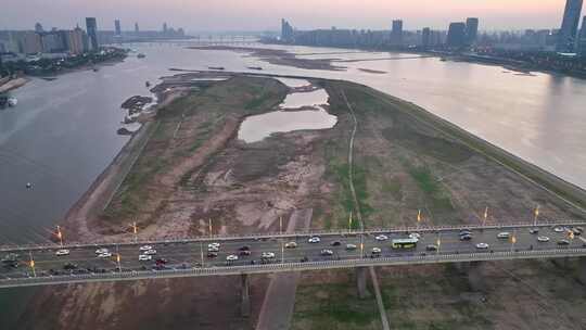 江西南昌八一大桥车流交通夜晚夜景航拍城市