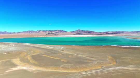 航拍西藏阿里革吉盐湖317国道