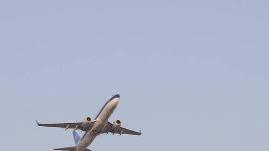 国内机场航空公司飞机起飞空镜