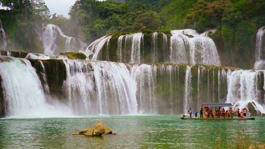 全景班吉奥瀑布在越南与游客船