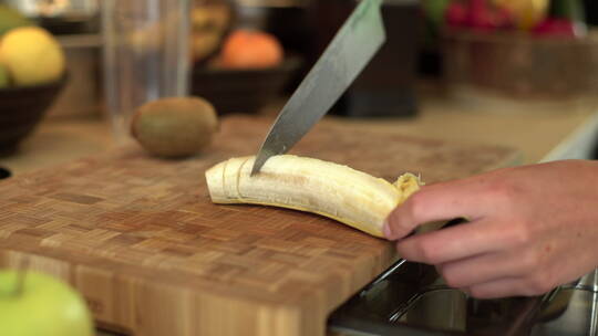 女性手切香蕉的特写镜头