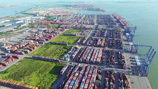 俯瞰广州南沙港货运码头集装箱航拍视频素材模板下载