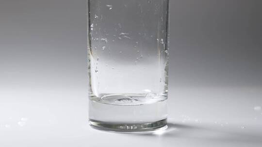 玻璃杯倒水流喝水凉水白酒倒酒冲泡奶粉准备
