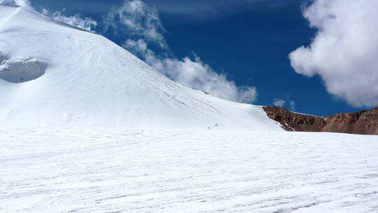 西藏拉萨当雄廓琼岗日雪山洛堆峰