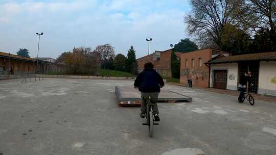 混凝土车道上跳跃的自行车手