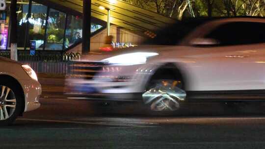 夜晚城市行人过马路汽车车辆车流人流夜景人