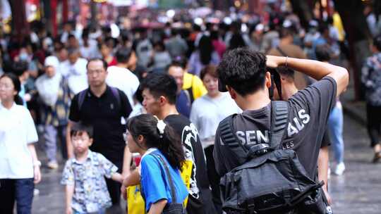 西安回民街人潮涌动人来人往