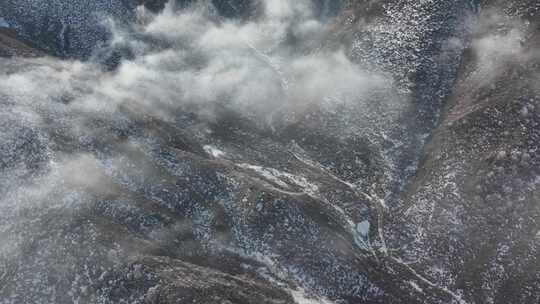 云雾雪山 云雾缭绕 穿云 地质学 地形 山脉