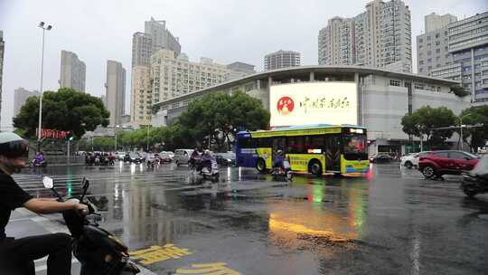 雨天的无锡十字路口车辆行人