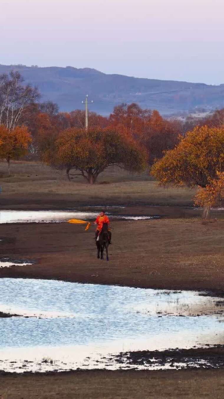 乌兰布统秋季马踏水花民俗表演