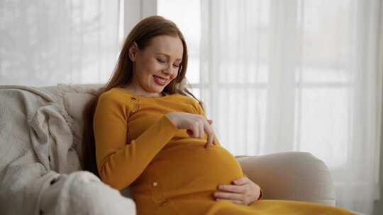 孕妇，女人，会走路的手指，婴儿碰撞