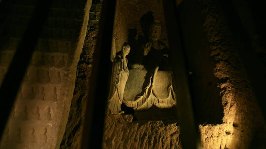 麦积山石窟洞窟佛像