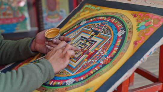 画布上绘制传统彩色唐卡的特写