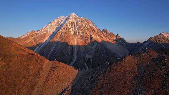 川西雅拉雪山日落日照金山航拍