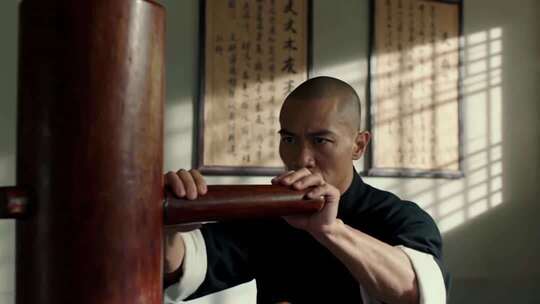 男子练习咏春拳打木人桩