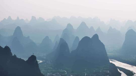 桂林山水群山清晨雾气茫茫一片