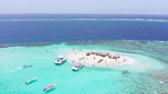 天堂岛上的游客游览田园诗般的珊瑚岛，卡约竞技场；空中视频素材模板下载