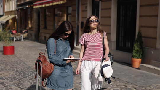 女性旅行者平板电脑导航路线规划