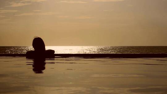 女人在夕阳海中剪影