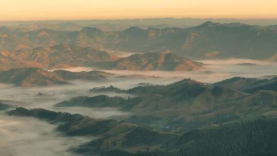 雾谷在迷人的Sao Bento Do Sapucai山脉，巴西视频素材模板下载