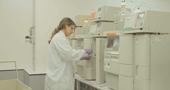 分析师将柱固定在实验室的HPLC机器上