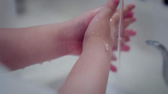 小孩子洗手的特写镜头