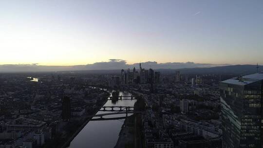 横跨巨大城市的河流