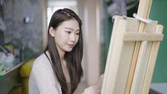 4K实拍美女女性在书房画画油画水彩画素描
