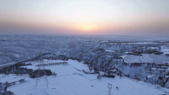 雪后山区的黄昏景象