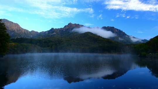 山水风景湖中云雾