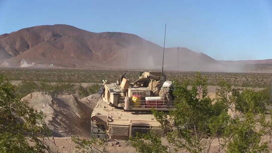 美国陆军坦克在沙漠中开火视频素材模板下载