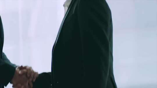 商务人士握手合作场景