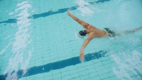 男子在泳池里游泳视频素材模板下载