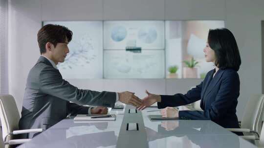 职场男女握手签约