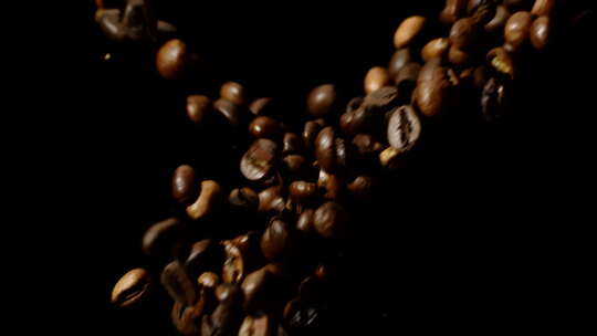 优质咖啡豆慢动作从两边飞来，黑色背景