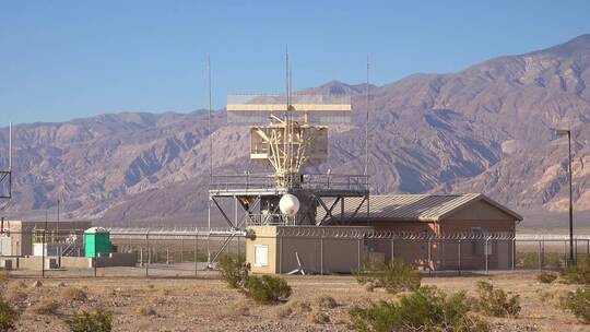加州死亡谷附近的沙漠雷达站工作视频素材模板下载