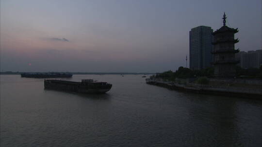 旅游景区 外秦淮河 晚霞 塔 船远去 中景