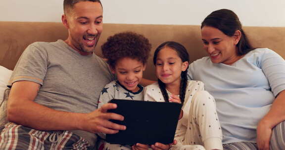 平板电脑、家庭或兴奋的家庭像一家人一样在